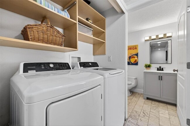 Building Photo - 922 N Shore Dr NE