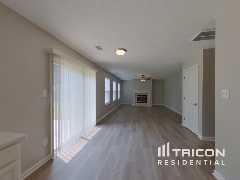 Building Photo - 9720 Avensong Crossing Dr