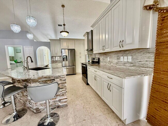 Building Photo - 125 SW Donna Terrace