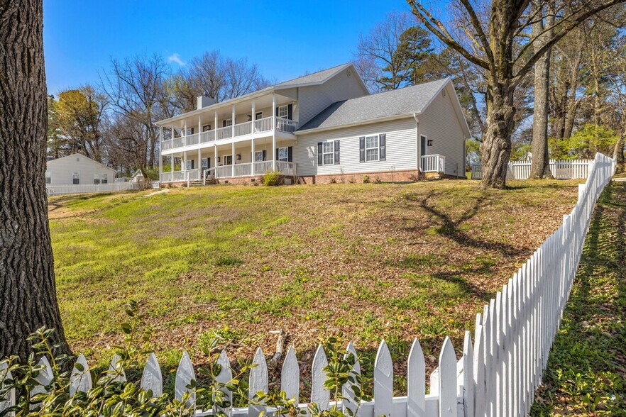 Building Photo - 473 N Oliver Ave