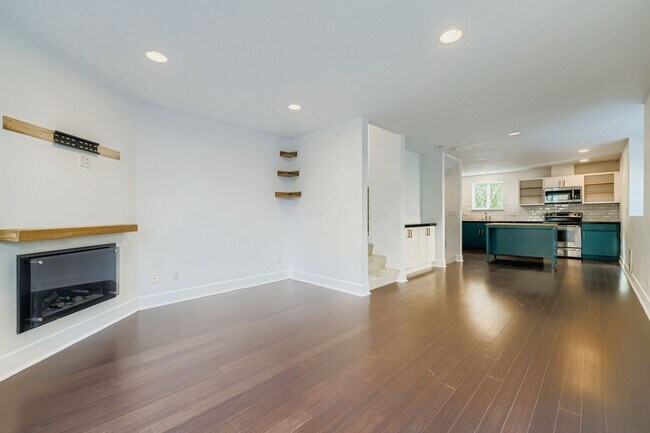 Building Photo - Stunning 3-Bed/1.75-Bath + Den Townhome with Hot Tub in Capitol Hill!