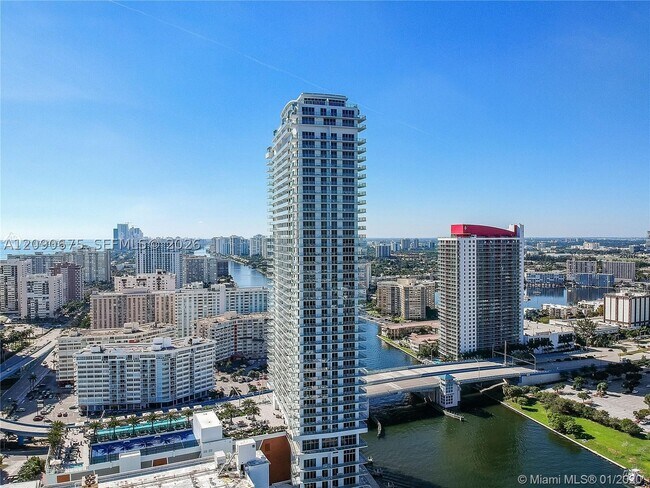 Building Photo - 4010 S Ocean Dr