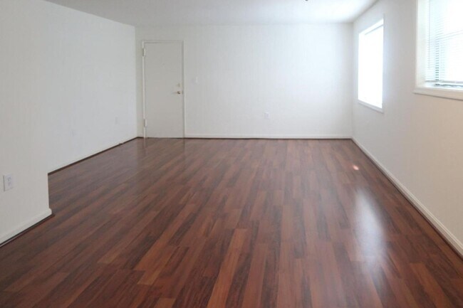 Building Photo - Modern Two Bedroom + Den Condo! Minutes to Congress Heights Metro!