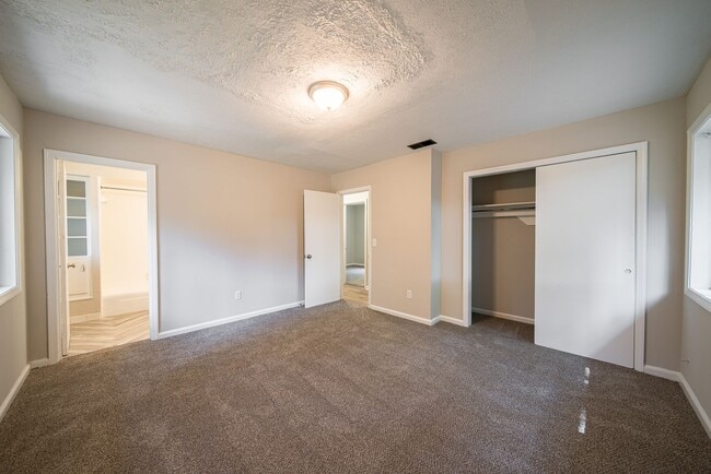 Building Photo - Move in Ready!  Spacious 3 Bedroom 2 Bath! Section 8!