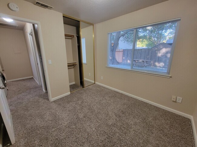Building Photo - 217 Tahoe Ave