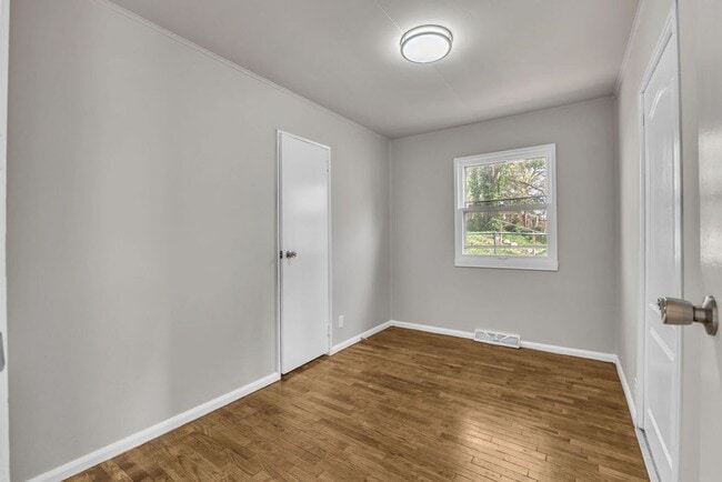 Building Photo - Renovated 4BR Home – Modern Finishes, Off-Street Parking