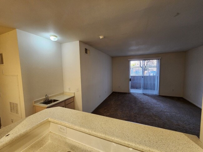 Building Photo - Fantastic, well maintained 2 bedroom condo.