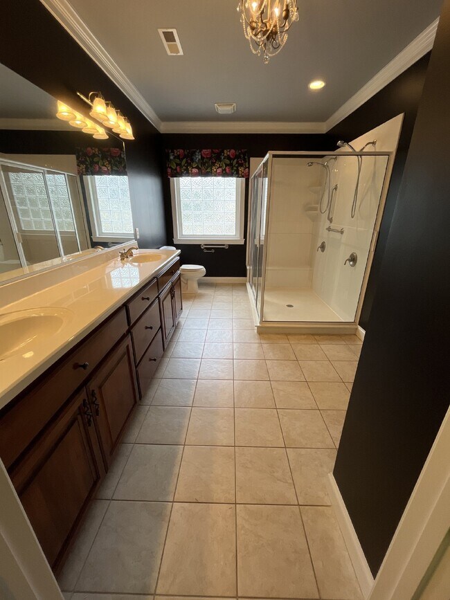 Building Photo - "Charming Kernersville Retreat: Spacious 4-Bed Gem with Granite Touches & Cozy Fireplace"