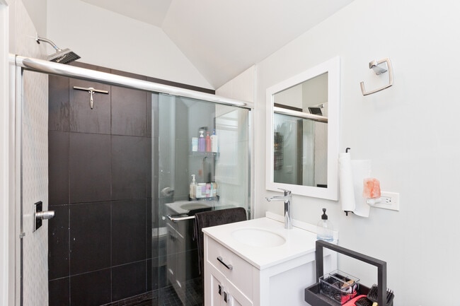 Building Photo - 345 N La Salle Dr