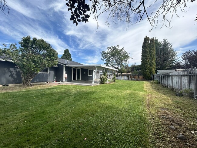 Building Photo - 3 Bedroom, 2 bath 1836 sqft House in Sunset Village