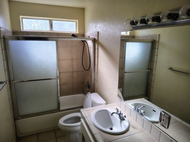 Building Photo - Charming 2 Bed 1 Bath Condo in Tehachapi!