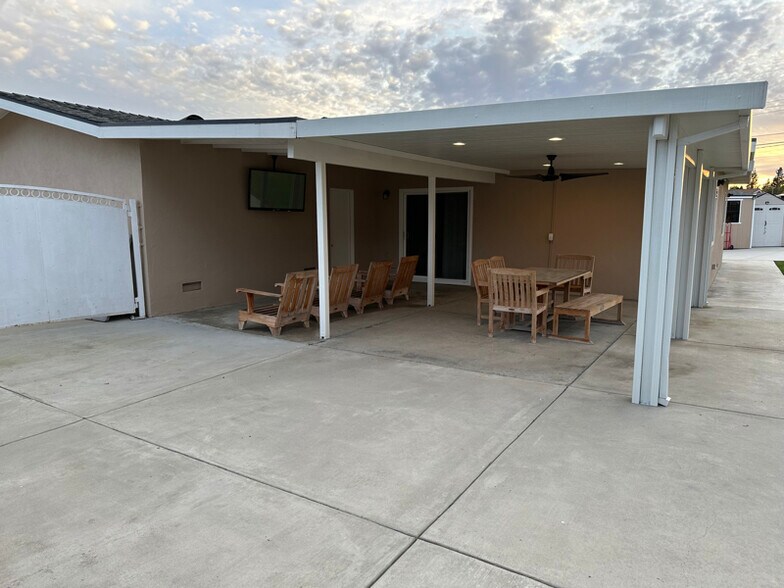 Building Photo - 1647 N Lake Ave