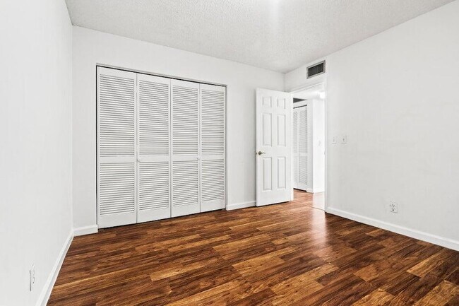 Building Photo - 4151 Oak Terrace Dr