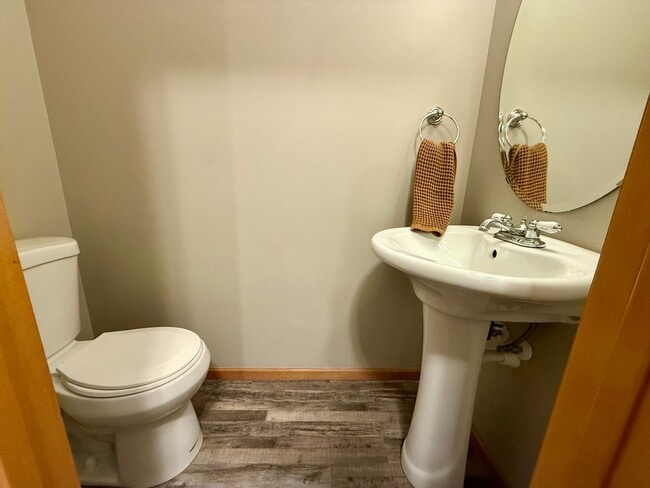 Building Photo - Great 3BR/2BA End Unit Elk River Townhome Available June!