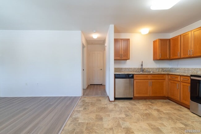 Building Photo - $2300 / 1br - 500ft2 - 1br/1ba/2pkg Townho...
