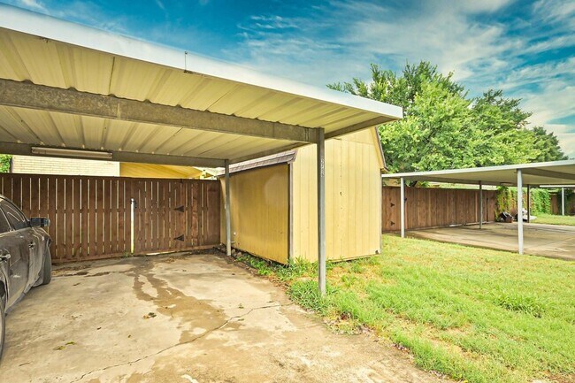 Building Photo - 2704 St George Pl
