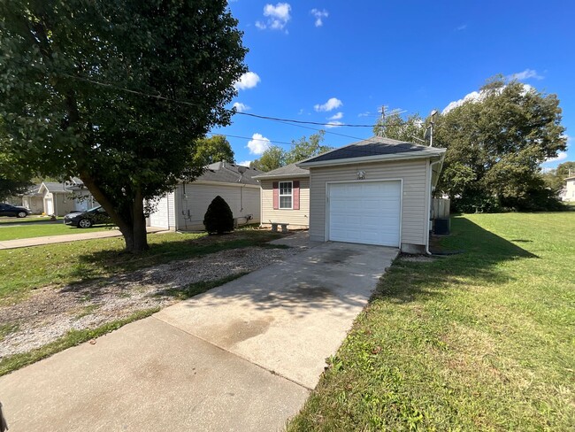 Building Photo - Clean and Cozy Home in NW Springfield