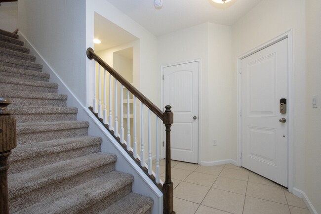 Building Photo - Fabulous 2 car garage townhome! Fabulous L...