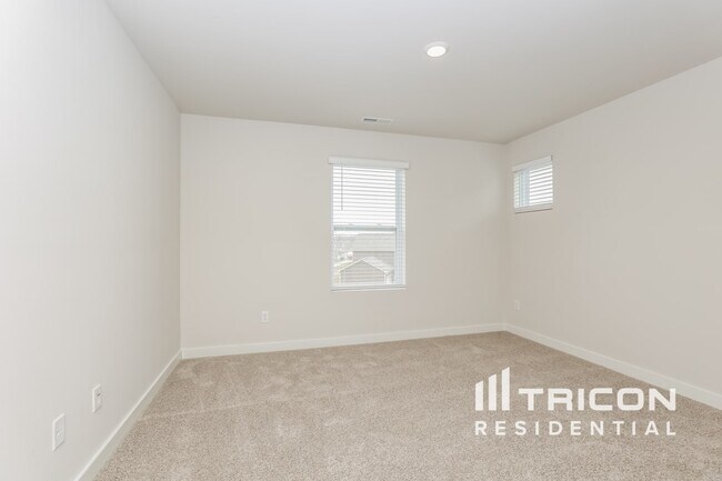 Building Photo - 370 Park Glen Dr