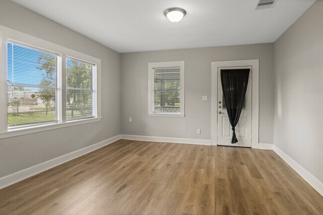 Building Photo - 406 Bardash St