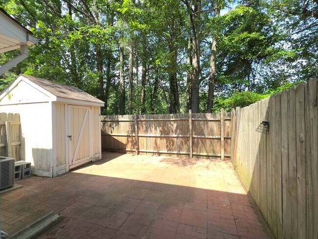 Building Photo - Move in Ready 3 Bedroom Townhouse in Yorktown!