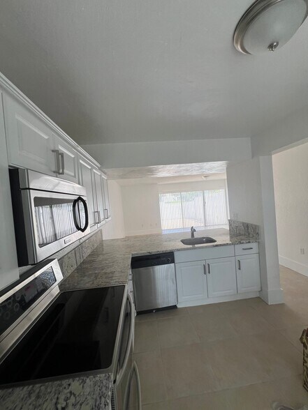Building Photo - 887 Crystal Lake Dr