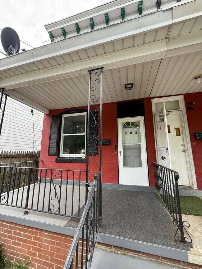 Building Photo - 306 Dayton St