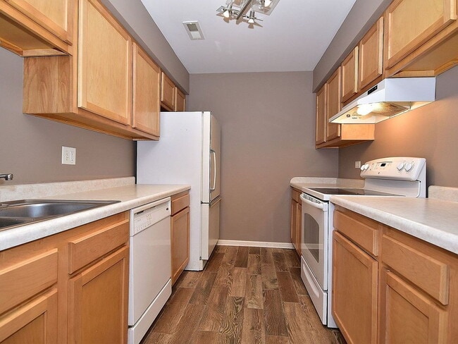 Building Photo - "Charming 2-Bedroom Oasis with 2 Full Bath...