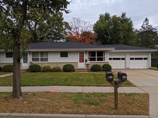 Building Photo - 850/852 Truax Boulevard