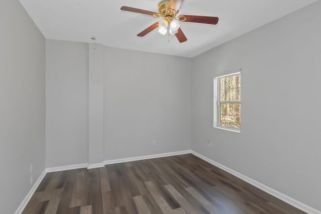 Building Photo - Spacious and inviting