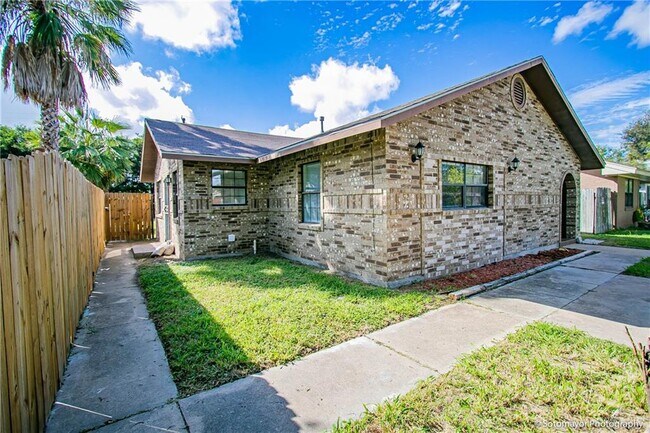 Building Photo - 15 Enfield Ave