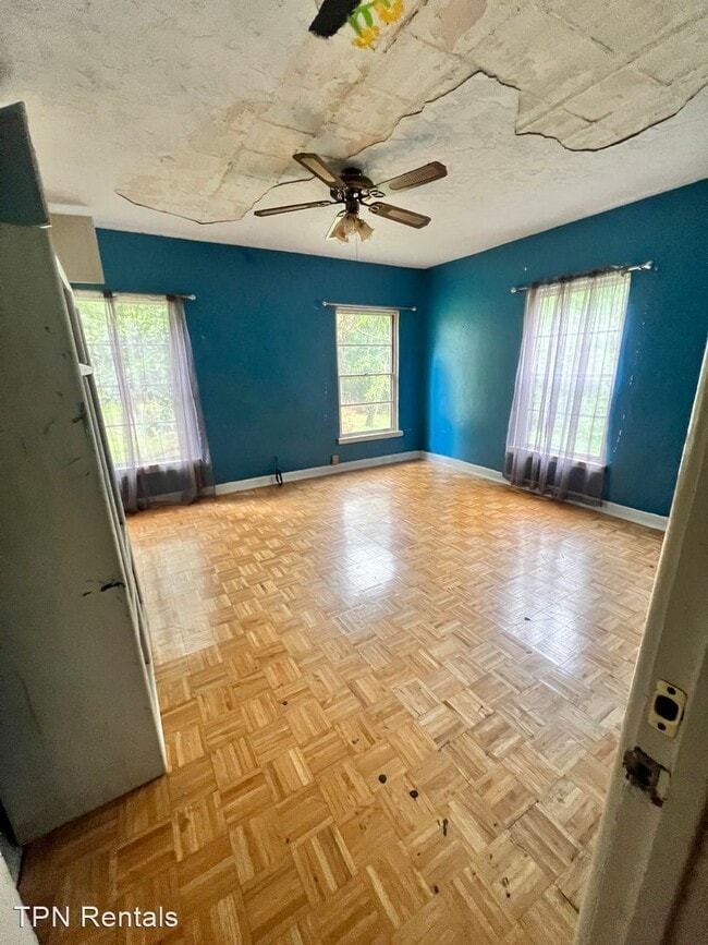 Building Photo - 4 br, 2 bath House - 6259 S. Lakeshore Dr.