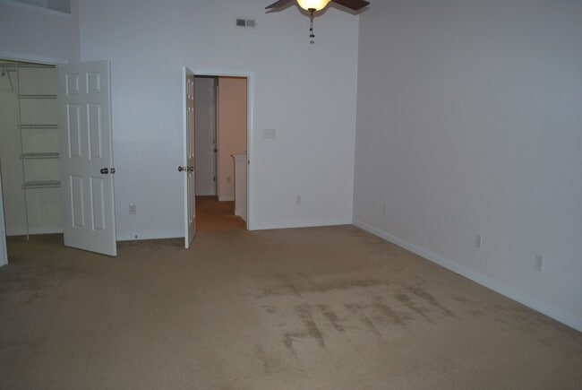 Building Photo - -- AVAILABLE SOON!  SPACIOUS 3 BED 2.5 BAT...