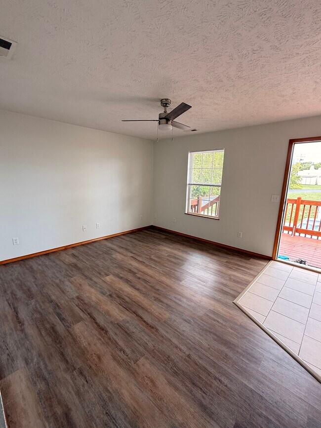 Building Photo - 1106 W Farmer St