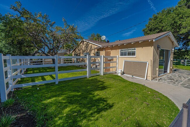 Building Photo - 4 Bedroom Pool Home for Rent in Secluded S...