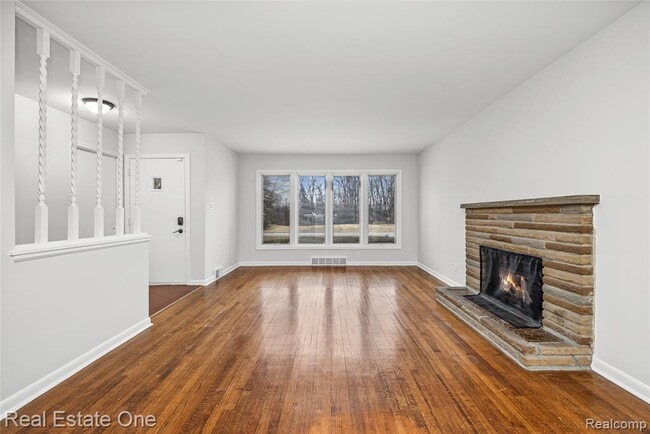 Building Photo - 2360 Pine View Dr