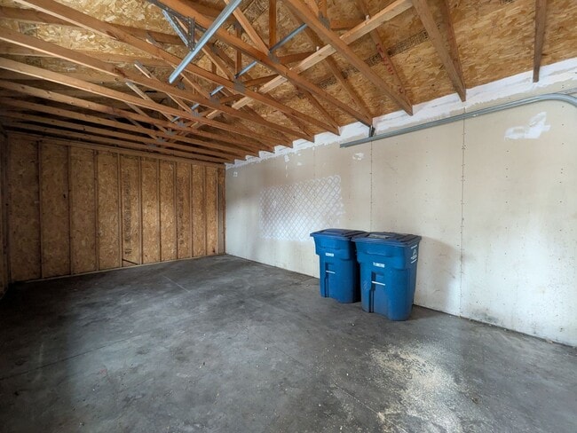 Building Photo - Large 4 Bedroom Home with Garage, Deck, & Fence!