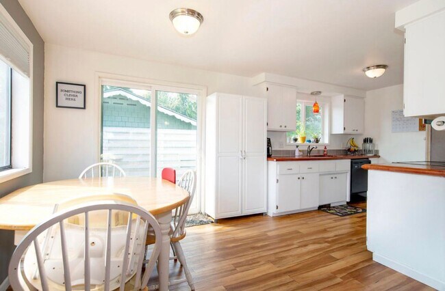 Building Photo - Great 3 Bedroom, 2 bath house Available Se...