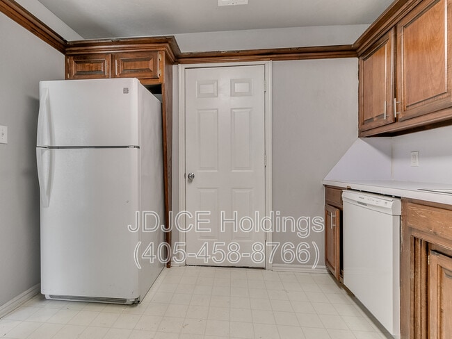 Building Photo - 122 W Marshall Dr