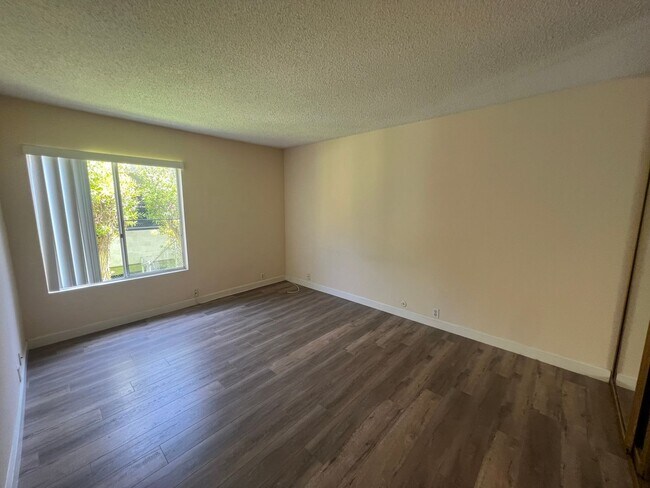 Building Photo - ***$1000 Move-in special***Upgraded One Be...