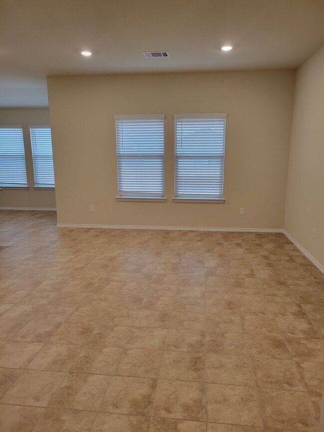 Building Photo - BEAUTIFUL YOWELL RANCH HOME!