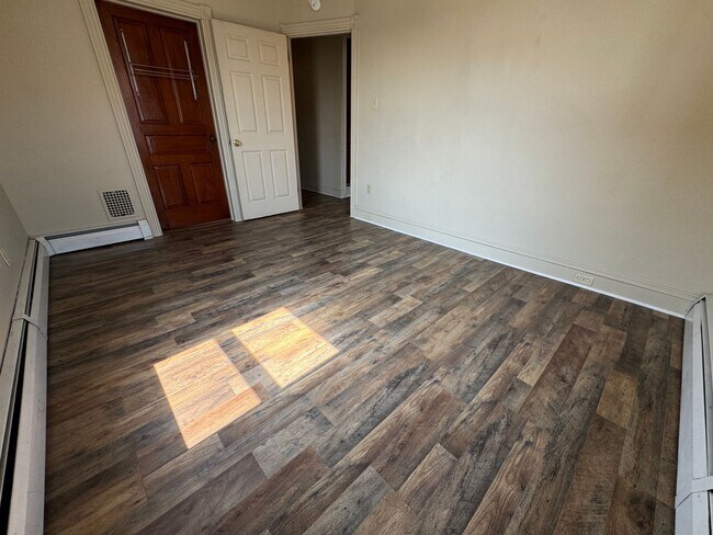 Building Photo - THREE BEDROOM/ONE BATH TWIN