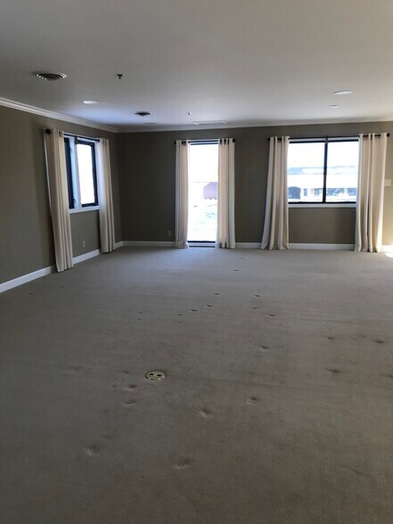 Building Photo - 970 S Hebron Ave