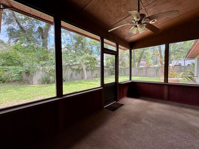 Building Photo - Fantastic 3/2 Sorrento Home with HOA!