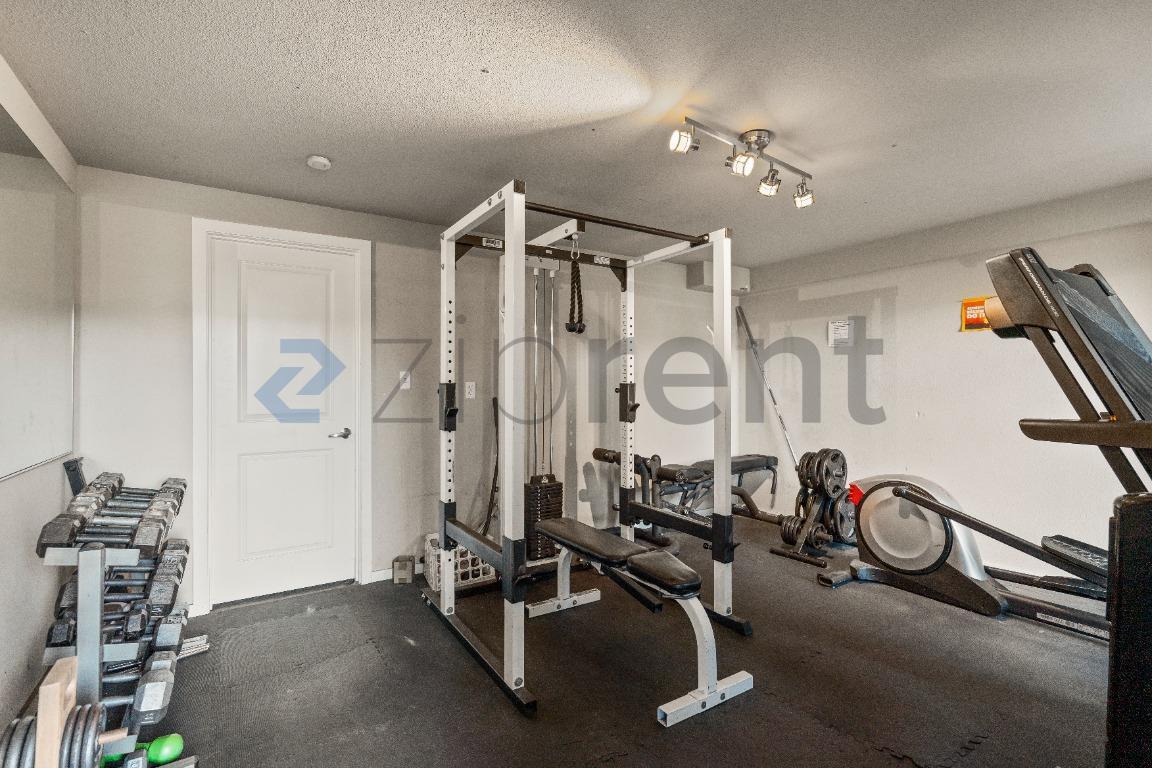 Building Photo - Unit 105