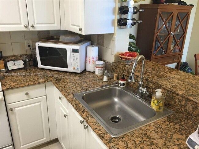 Building Photo - 1341 SE 3rd Ave