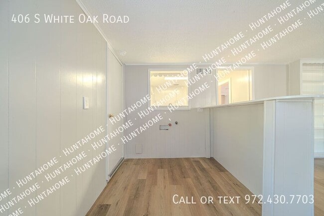 Building Photo - 406 S White Oak Rd