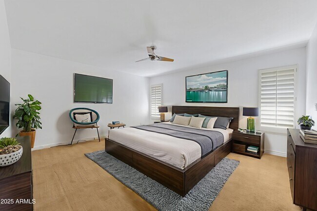 Building Photo - 5903 E Paradise Ln