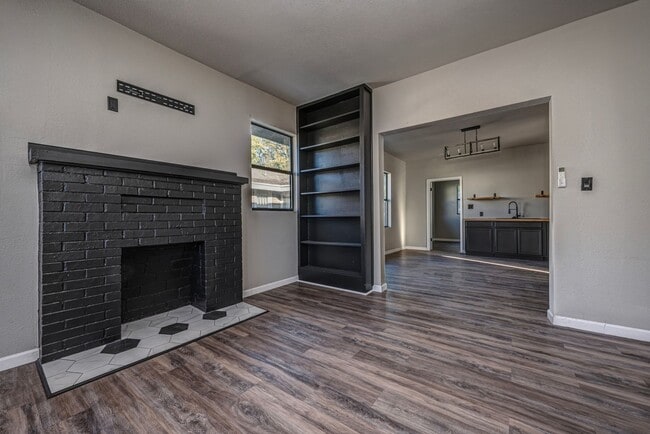 Building Photo - New 3 Bedroom 2 Bath on Stanley SW