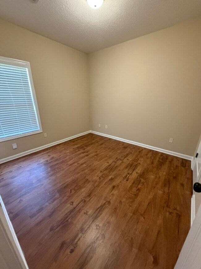 Building Photo - Charming 3 bedroom 2 bath home available now